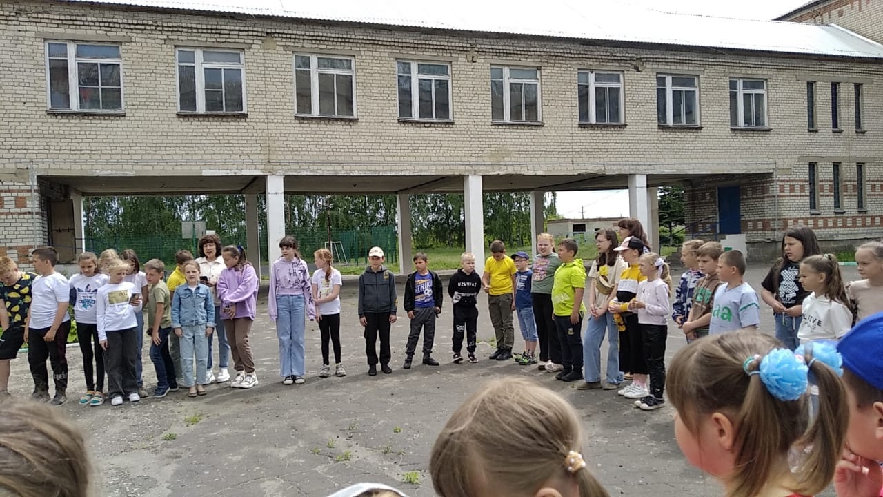 Поднятие флага РФ.